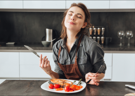 Duy trì chế độ ăn uống lành mạnh nhiều rau xanh và uống đủ nước để hỗ trợ thanh lọc làn da từ bên trong