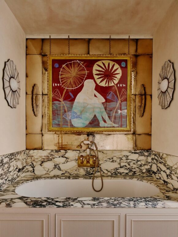 Phòng khách đậm chất maximalism với ánh sáng ấm và đồ vật trang trí có chọn lọc