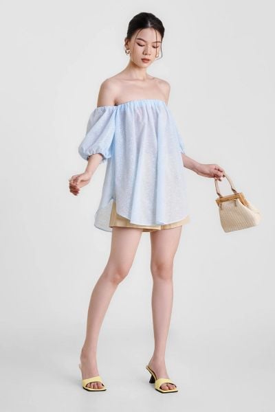 Áo trễ vai và quần ngắn