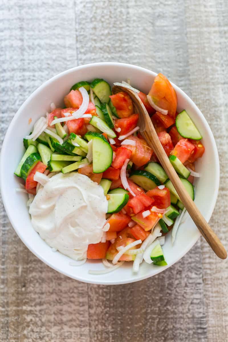 Cận cảnh bát salad cà chua dưa chuột trộn sốt kem