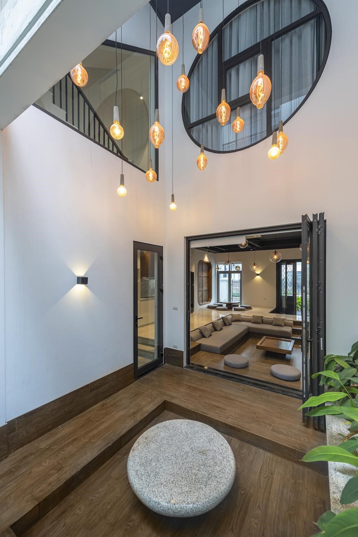 Góc nhìn cận cảnh sự kết hợp giữa tường gạch mộc và cửa kính khung nhôm hiện đại