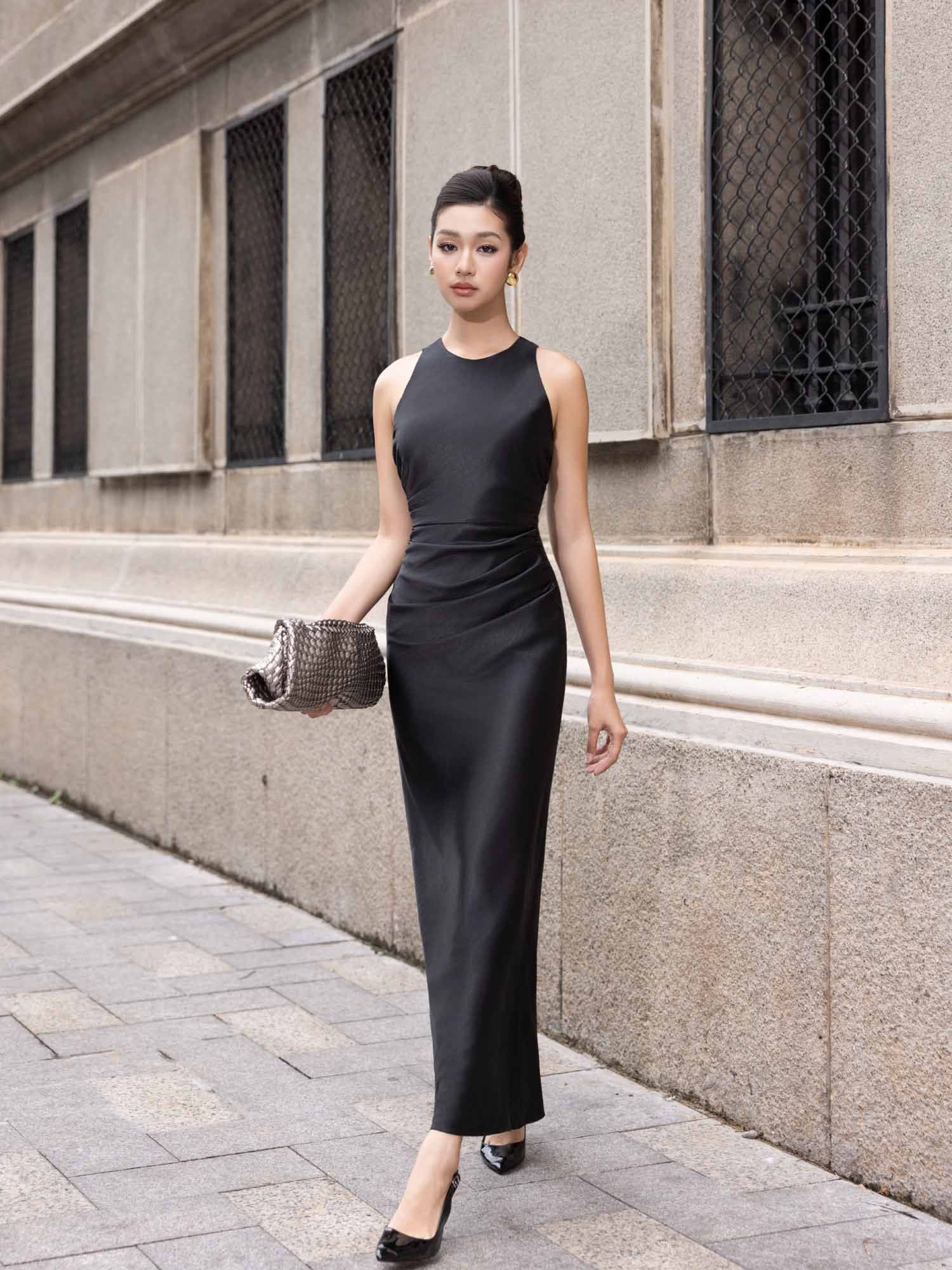 Đầm maxi lụa cổ tròn nhún eo màu đen