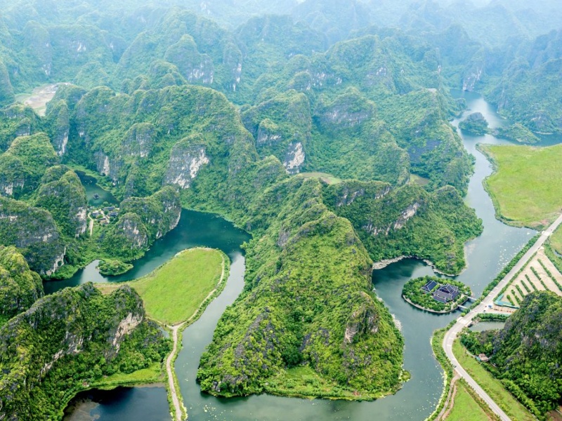 Sông nước và núi đá bao quanh quần thể Tràng An Ninh Bình