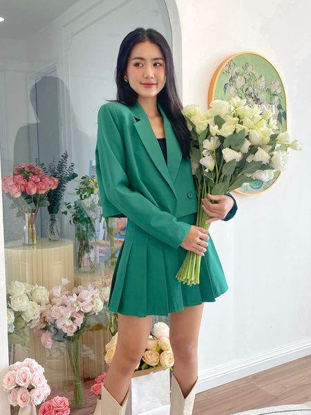 So sánh blazer và vest qua phom dáng, nút cài và mức độ trang trọng