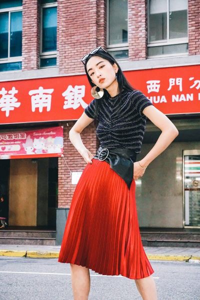 Chất lừ với chiếc váy xếp ly nhung đỏ