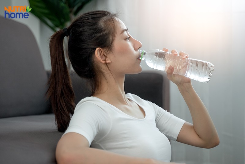 thức ăn tốt cho xương khớp, uống nước