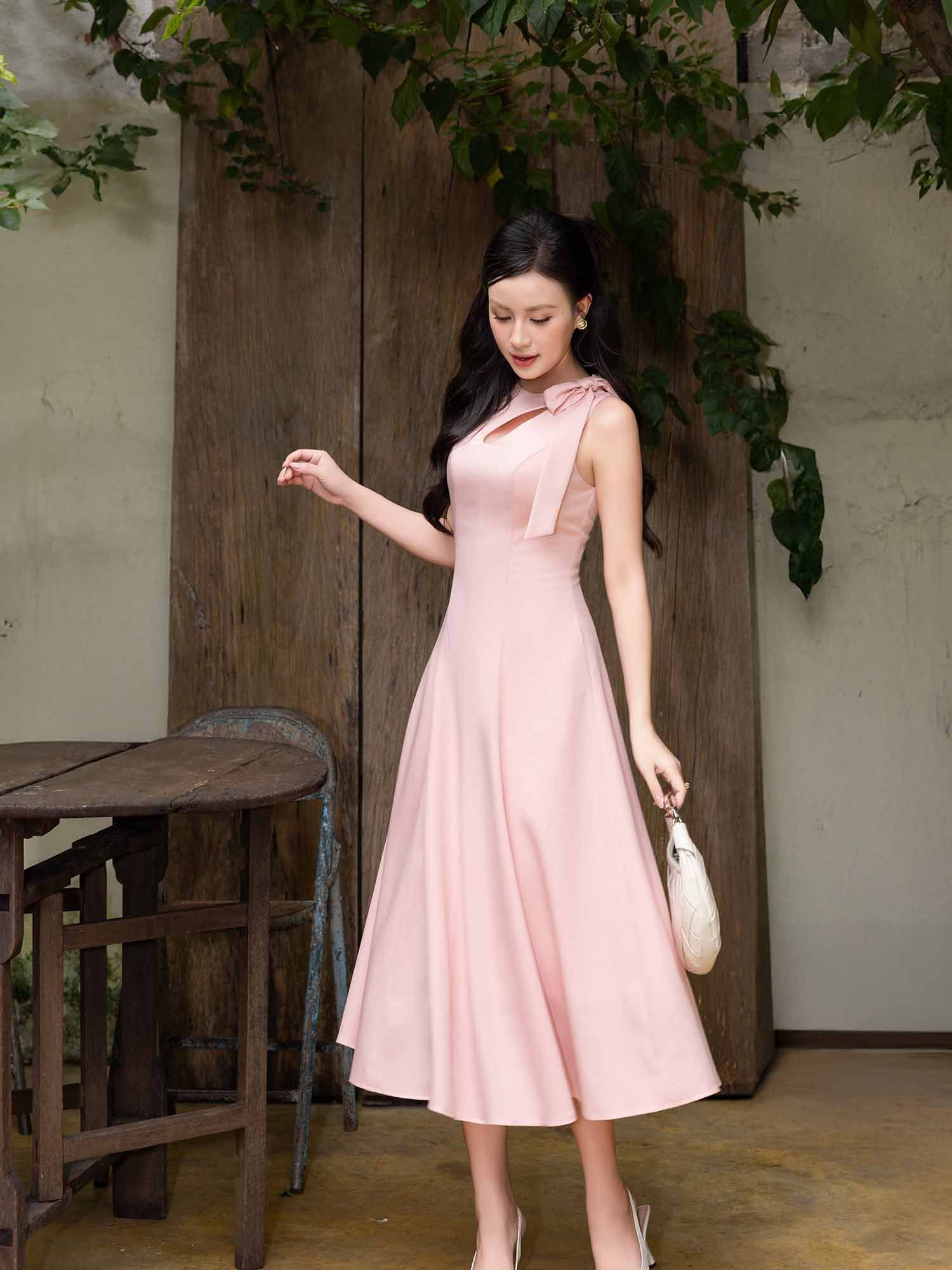 Đầm midi khoét cổ nơ — gợi ý phối giày và túi