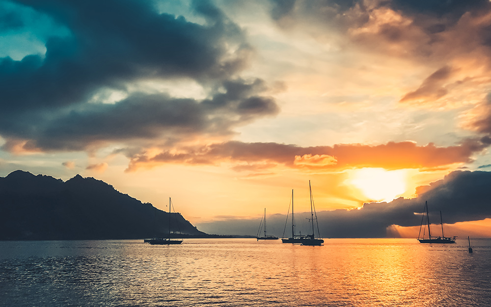 Hoàng hôn huyền ảo với sắc vàng lấp lánh trên mặt nước