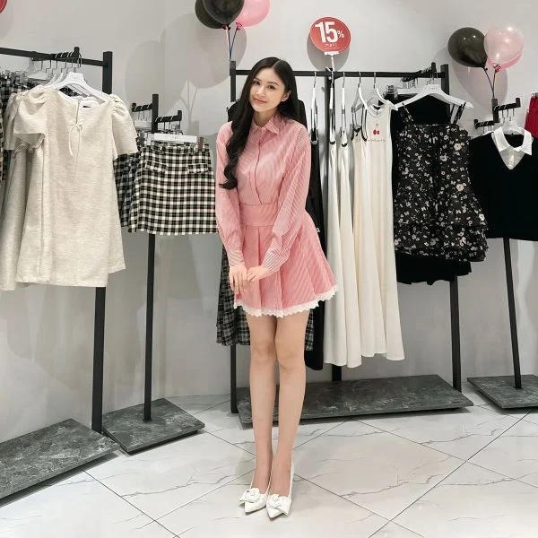 Áo sơ mi phối cùng chân váy ngắn xếp ly