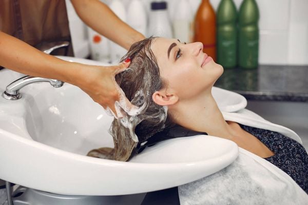 Tóc dễ khô xơ vào mùa nắng nóng