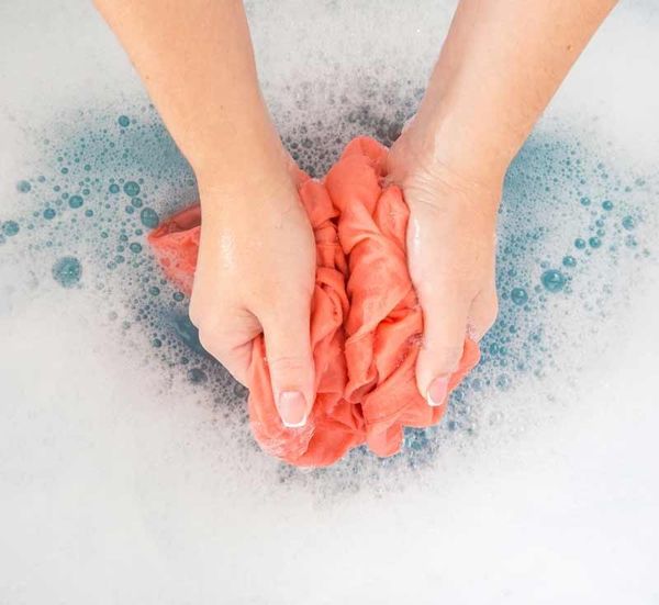Cách giặt vải lụa tơ tằm đúng cách