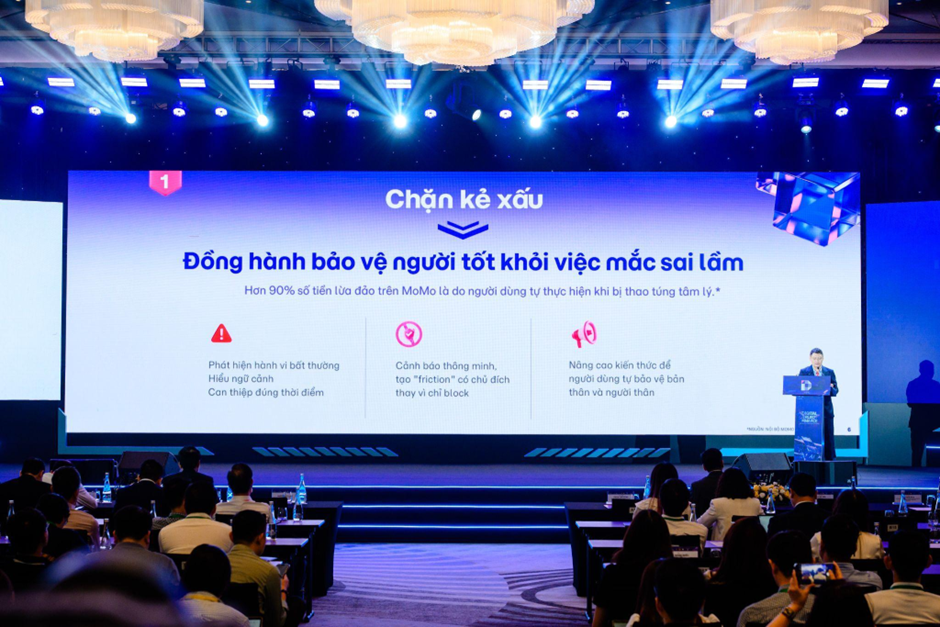 Ông Nguyễn Mạnh Tường trình bày tham luận về ứng dụng AI trong bảo vệ người dùng