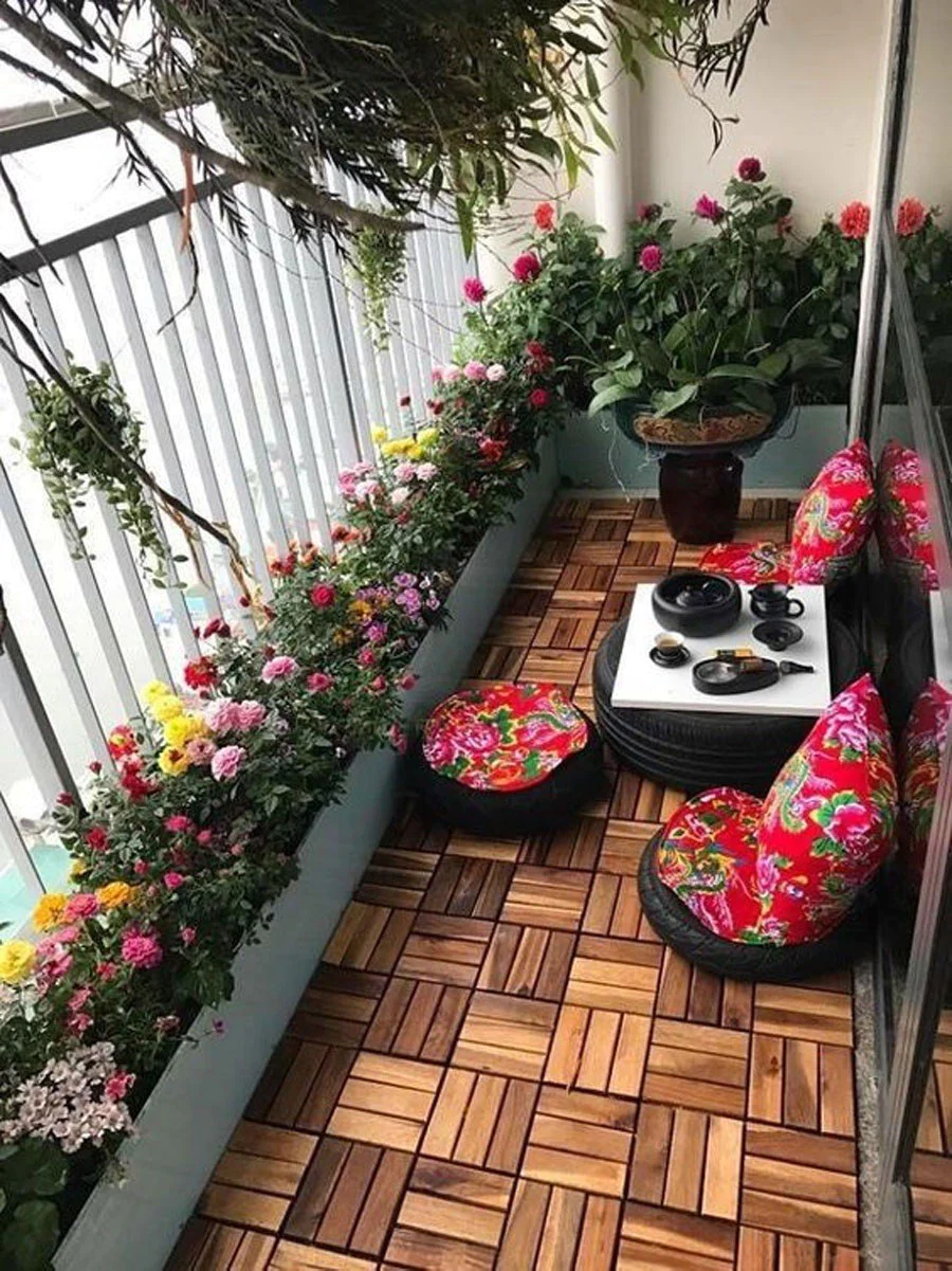 Ban công chung cư được trang trí gọn gàng với giải pháp không khoan tường, kệ kẹp lan can và chậu cây nhỏ