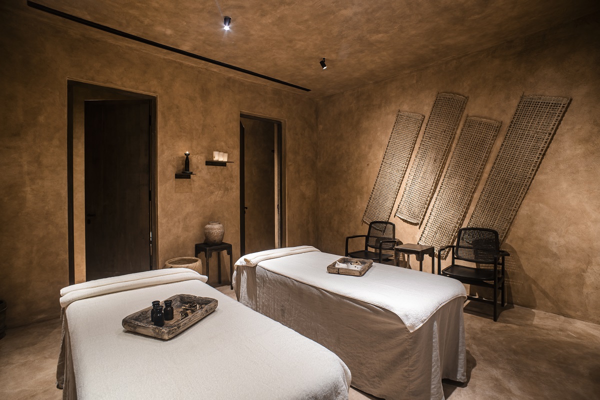 Liệu pháp bấm huyệt chân trong không gian spa thiên nhiên