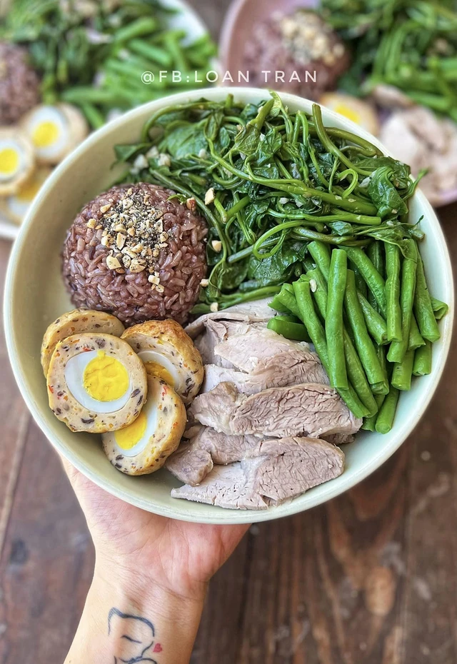 Cơm lứt muối vừng, thịt luộc và chả ức gà bọc trứng cút