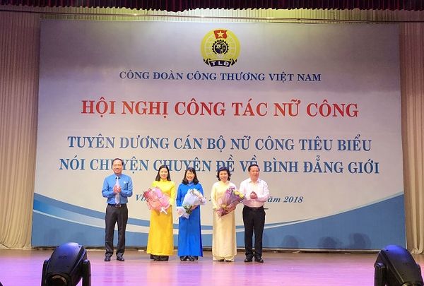 Sử dụng áo dài truyền thống trong các đại hội và lễ hội quan trọng