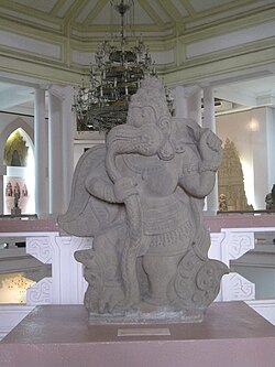 Phù điêu Garuda đánh với rắn thần Nāga