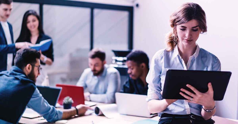 Người xem xét hợp đồng nhà đất