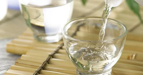 Dùng giấm hỗ trợ tẩy vết son trên quần áo