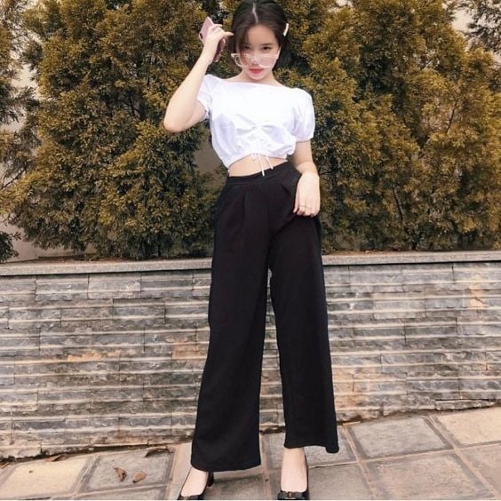 Quần đũi ống rộng phối cùng áo croptop