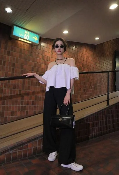 Quần đũi ống rộng phối cùng áo trễ vai