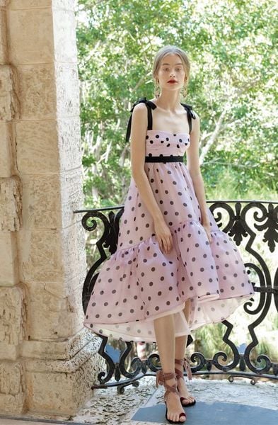 Đầm chấm bi dài xòe nhẹ nhàng phù hợp cho các buổi tiệc tối sang trọng