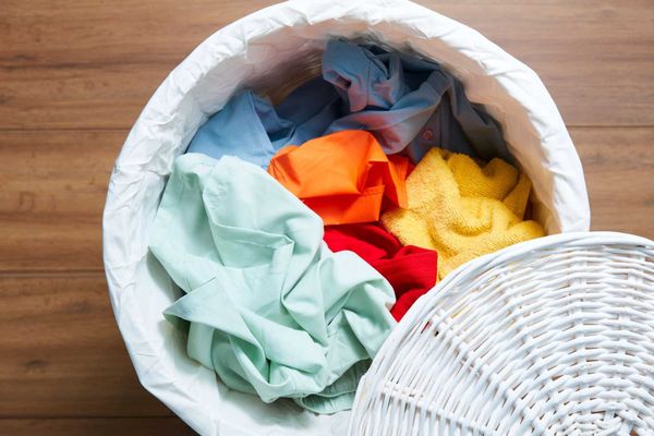 Quần áo bị lem màu do không phân loại trước khi giặt