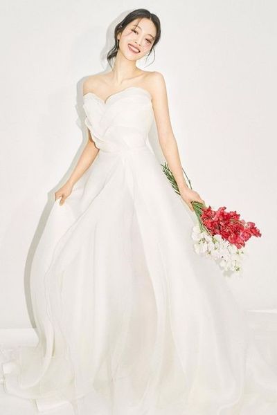 Váy cưới xếp lớp lộng lẫy may từ organza