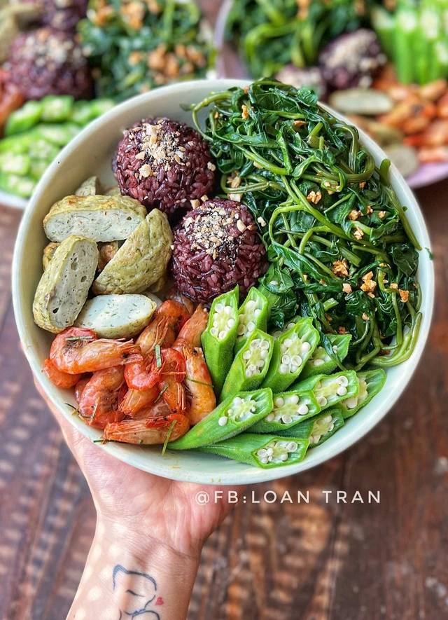 Cơm lứt muối vừng, rau lang xào tỏi và tôm rang lá chanh