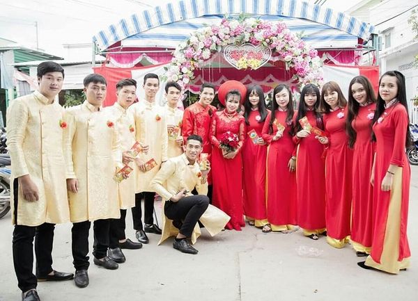 Áo dài cưới hỏi đính kết tinh xảo và lộng lẫy