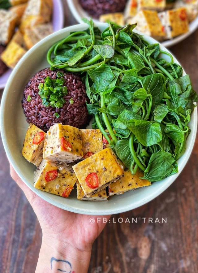 Gợi ý bữa ăn eat clean với cơm lứt, chả trứng ức gà và rau lang luộc