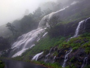Đường đèo uốn lượn mù sương tại Charmady Ghat