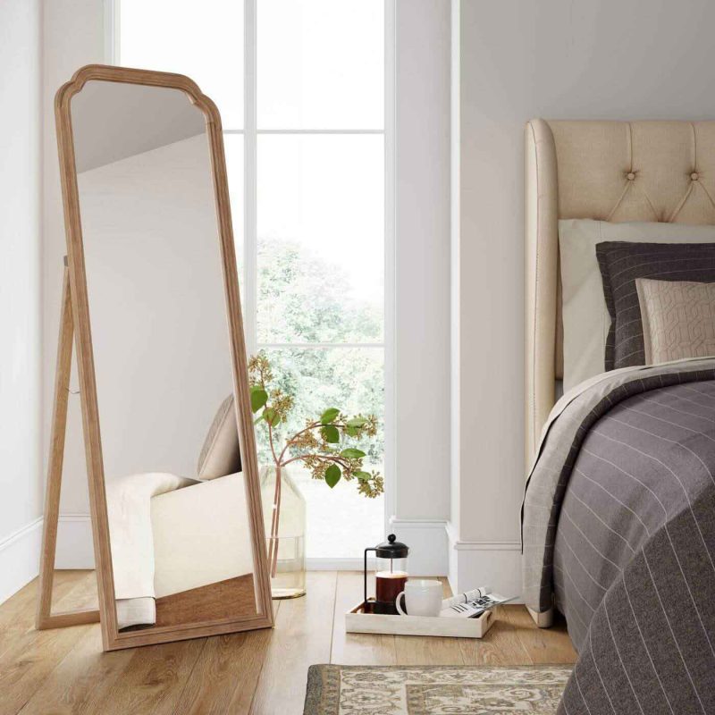 Gương treo tường được bố trí hợp lý giúp nhân đôi độ sâu không gian