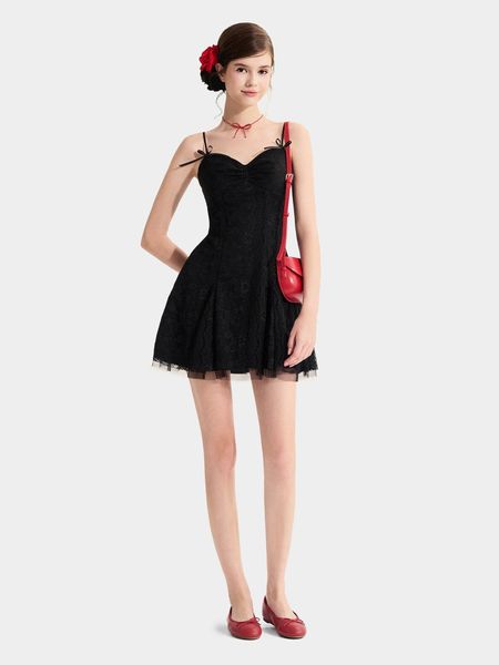 Đầm ren mini 2 dây cổ tim rút ngực rã tùng