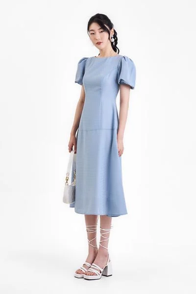 Thời trang áo đen cao cấp thu hút vượng khí cho tuổi Nhâm Thìn
