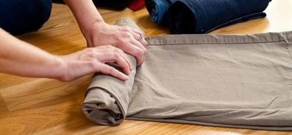 Xếp gọn các trang phục ít sử dụng vào hộp hoặc túi hút chân không