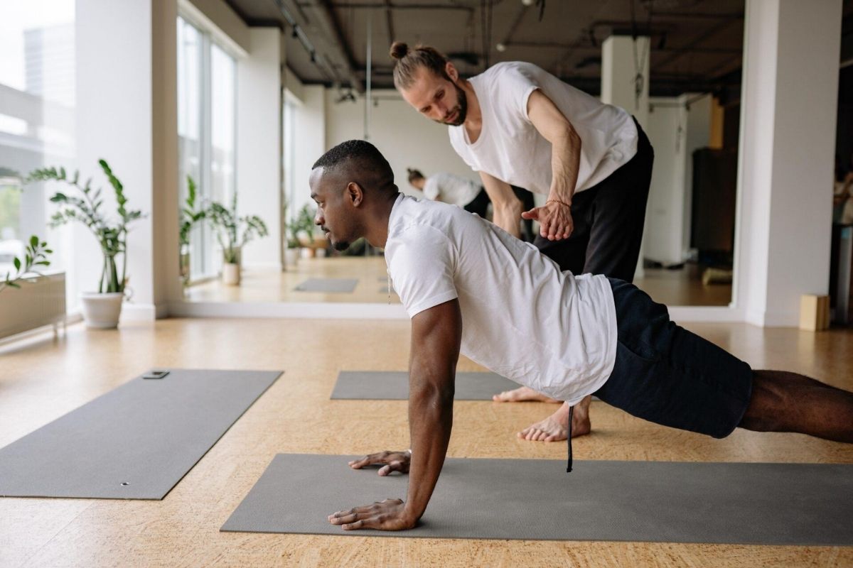 Yoga là một phần của lối sống vận động cân bằng cho nam giới