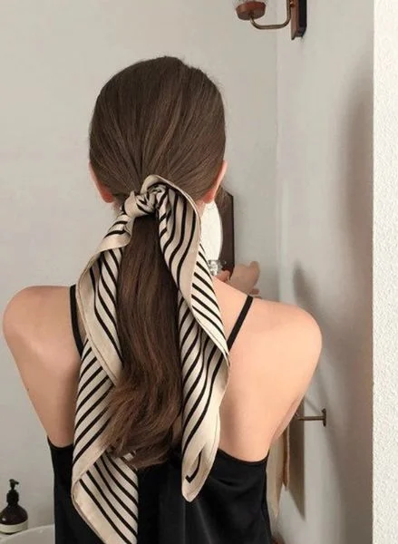Sử dụng khăn bandana để buộc tóc đuôi ngựa