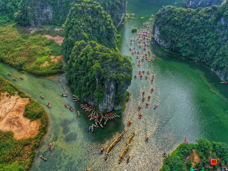 Chèo thuyền khám phá quần thể sinh thái Tràng An Ninh Bình