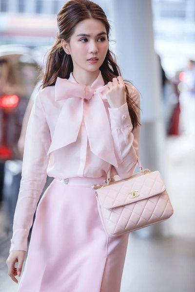 Set đồ đơn sắc hồng pastel mang lại sự thanh lịch
