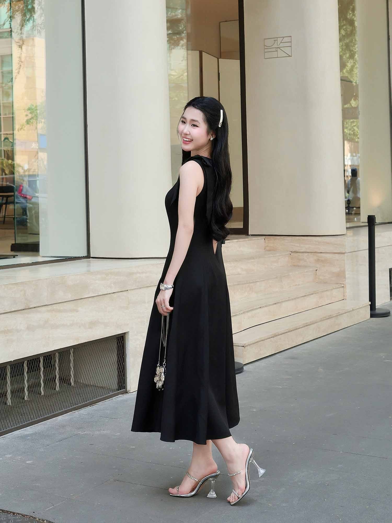 Đầm midi sát nách khoét cổ phối nơ màu đen — tinh tế cho tối và sự kiện