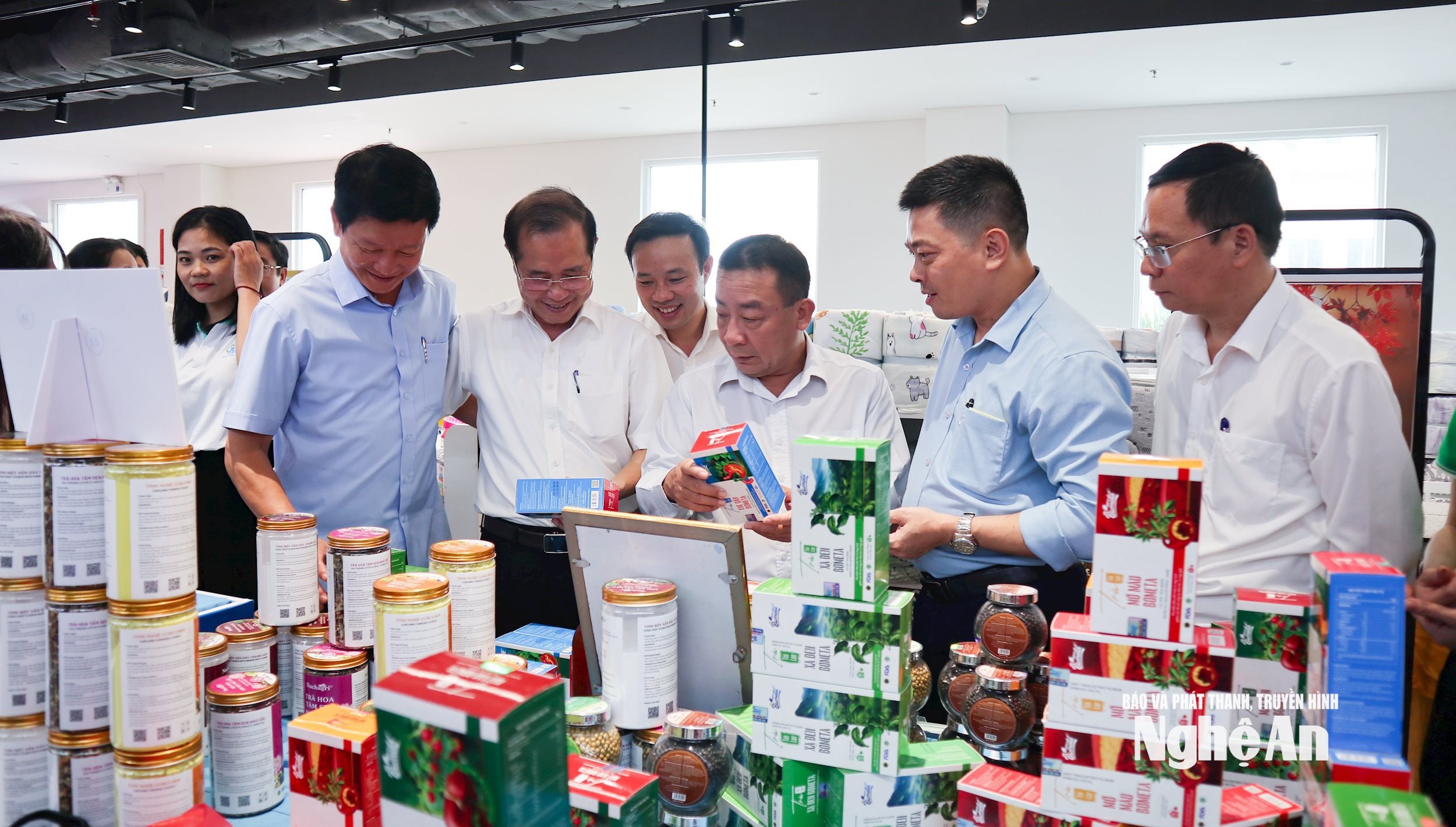 Bàn ghế ăn tối giản với chân thanh mảnh