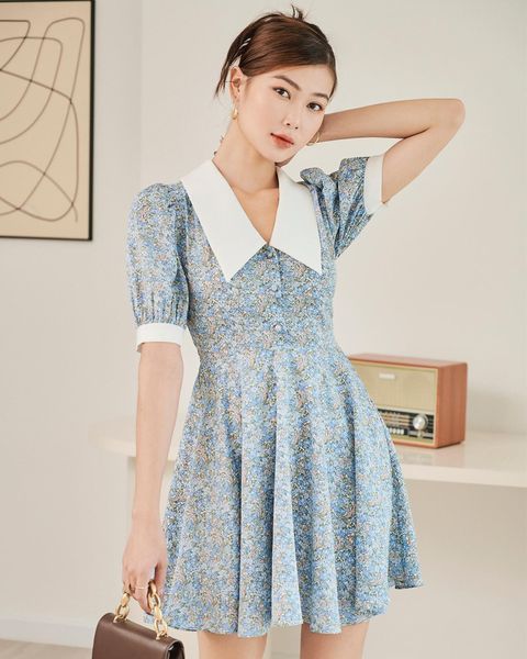 Diện đầm chữ A với phần cổ và tay áo tiêu chuẩn