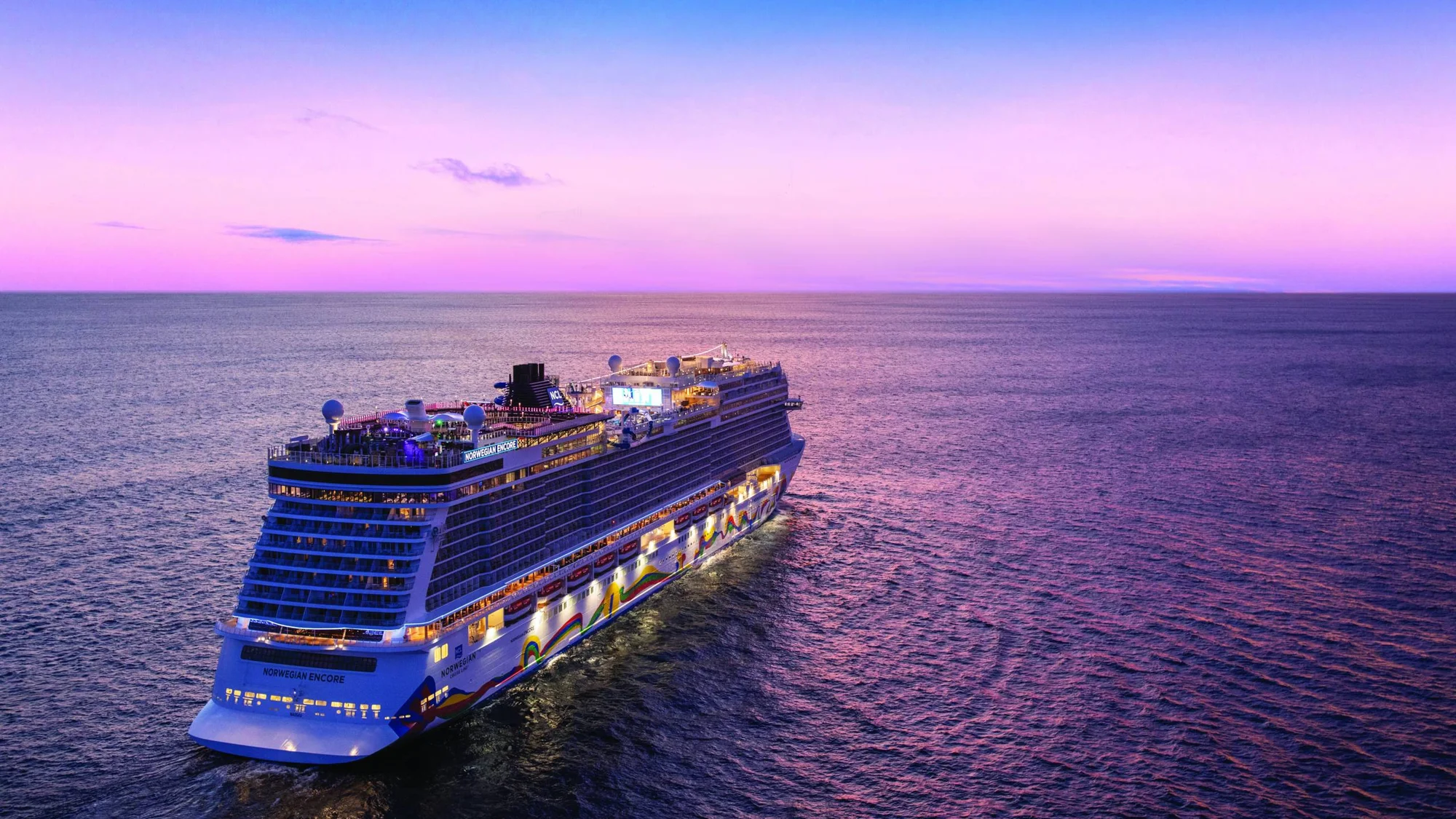 Du thuyền hiện đại trên biển