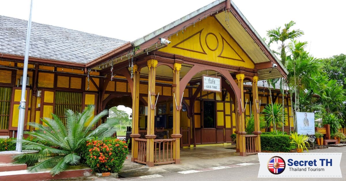 Nhà ga Kantang với sắc vàng nổi bật