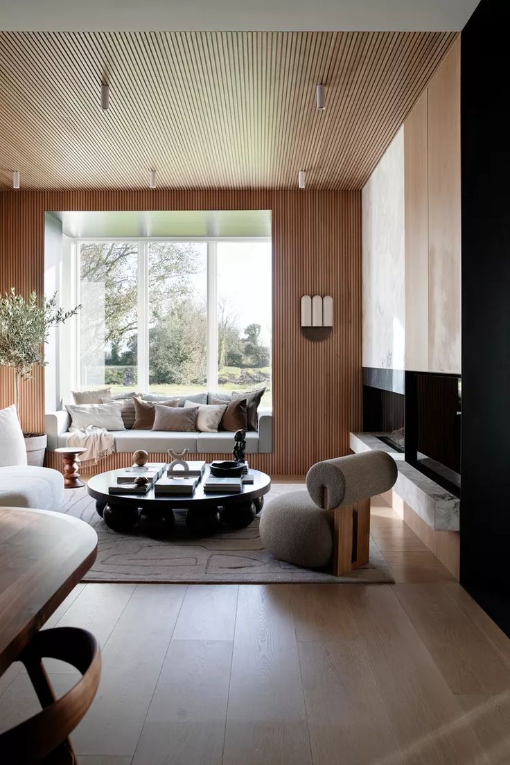 Không gian với sàn gỗ và mảng ốp tường bằng gỗ tạo sự kết nối vật liệu hài hòa