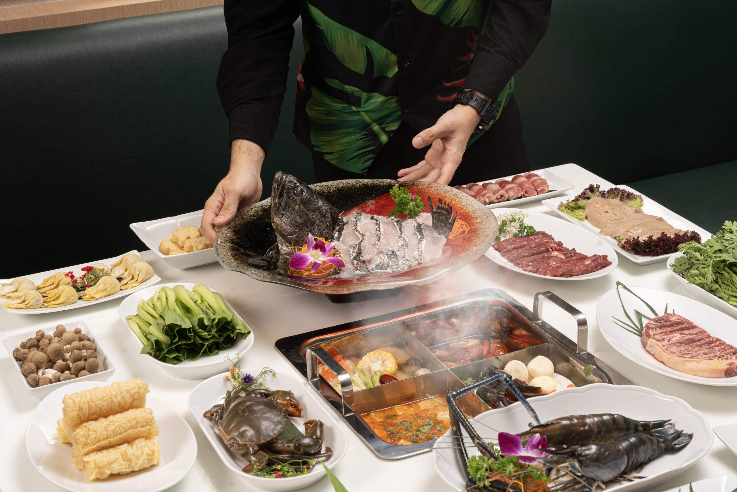 Bàn tiệc lẩu tươi thượng hạng tại Ngân Đình Sài Gòn