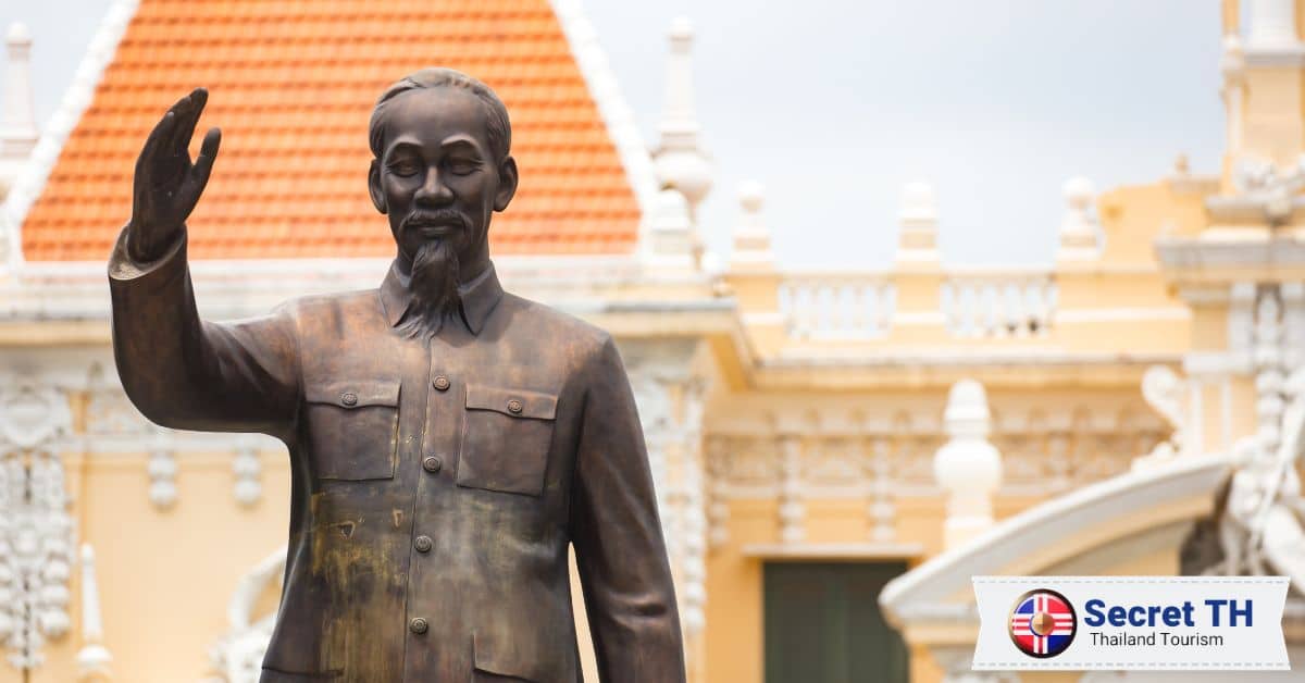 Tượng đài Phraya Ratsadanupradit Mahison Phakdi trang nghiêm