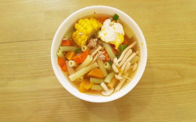 Súp nui thịt bằm bí đỏ thơm ngọt, giàu dưỡng chất và đặc biệt tốt cho mắt, da và hệ miễn dịch