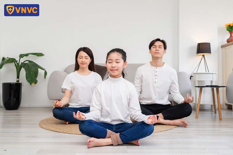 Gia đình ngồi thiền